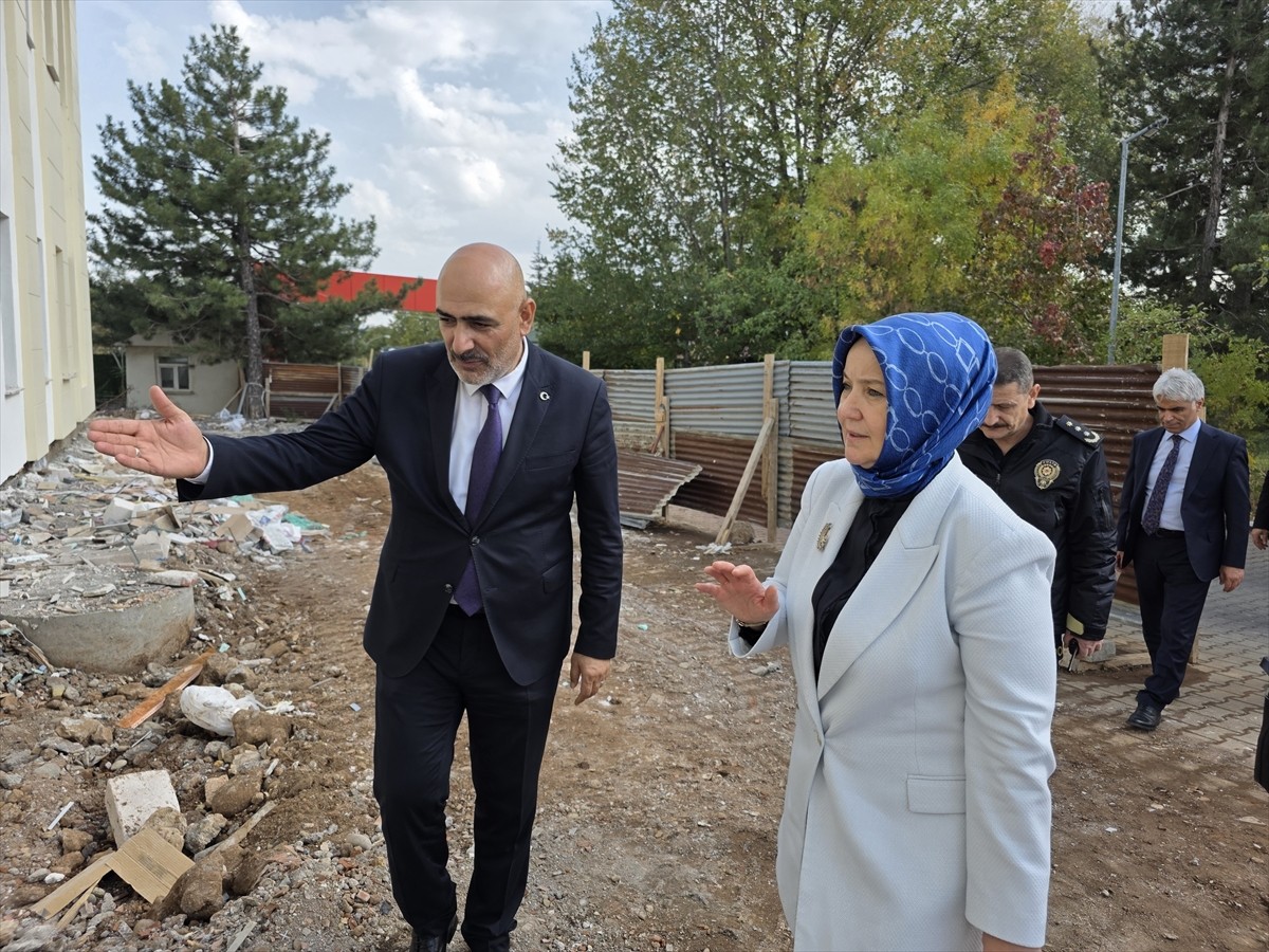 Aile ve Sosyal Hizmetler Bakan Yardımcısı Leman Yenigün (sağda), programı kapsamında gittiği...