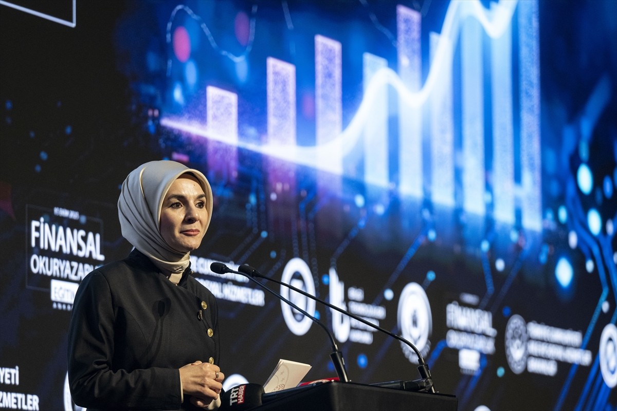 Aile ve Sosyal Hizmetler Bakanı Mahinur Özdemir Göktaş, Bilgi Teknolojileri ve İletişim Kurumu'nda...