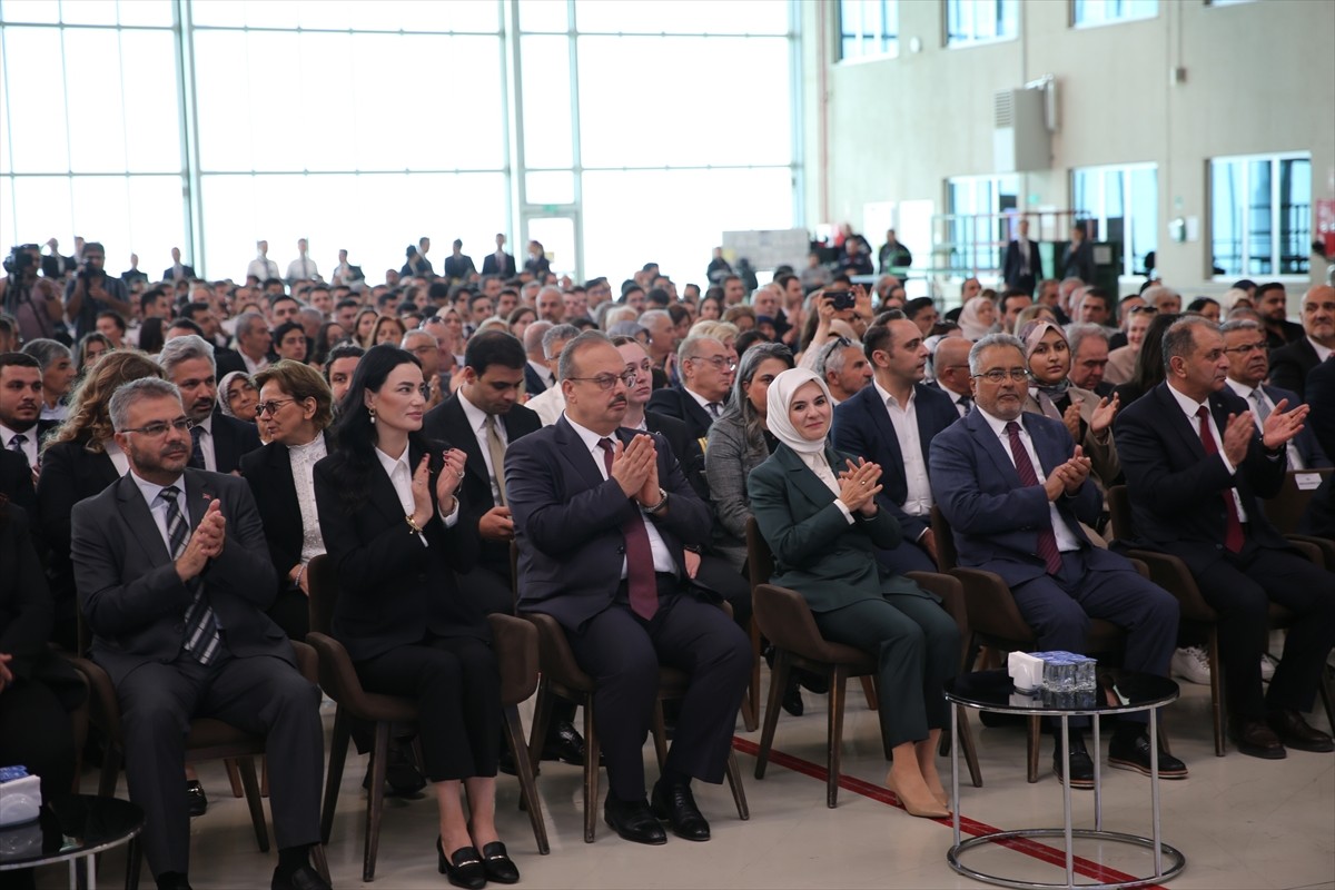 Aile ve Sosyal Hizmetler Bakanı Mahinur Özdemir Göktaş (sağ 3), Aydın Çıldır Havalimanı'nda...