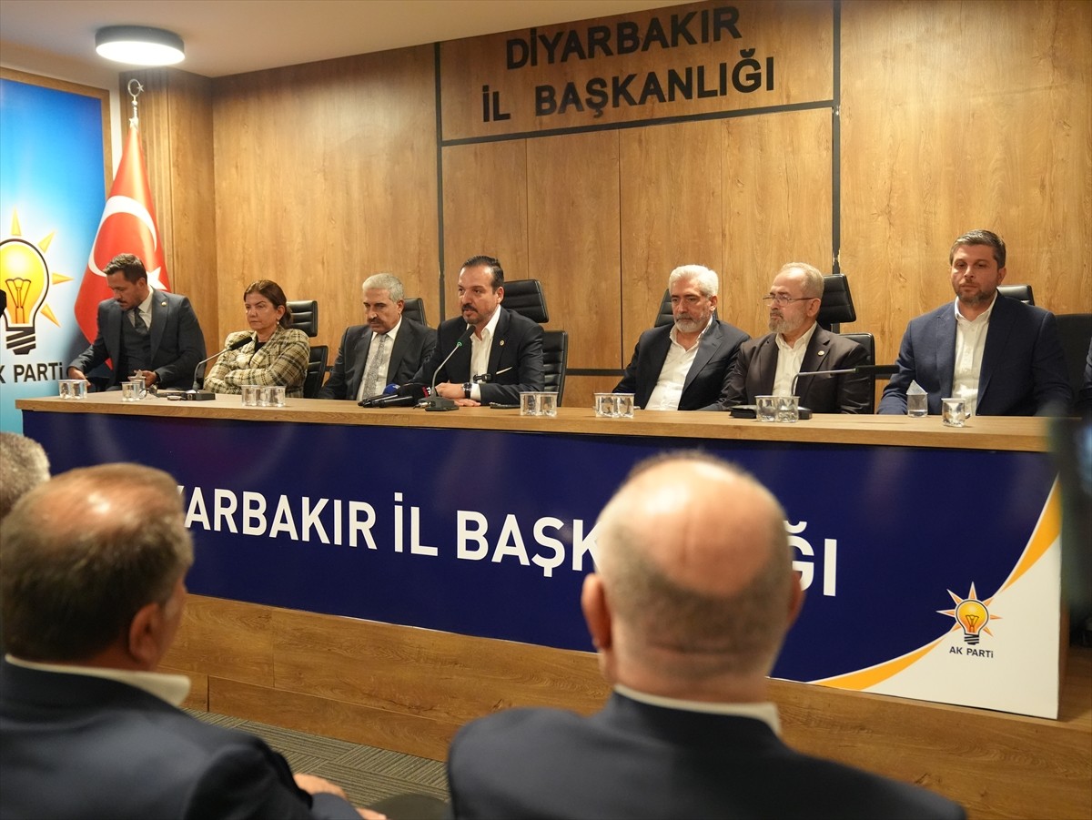 AK Parti Genel Başkan Yardımcısı Kürşad Zorlu, AK Parti Diyarbakır İl Başkanlığı'nı ziyaret ederek...