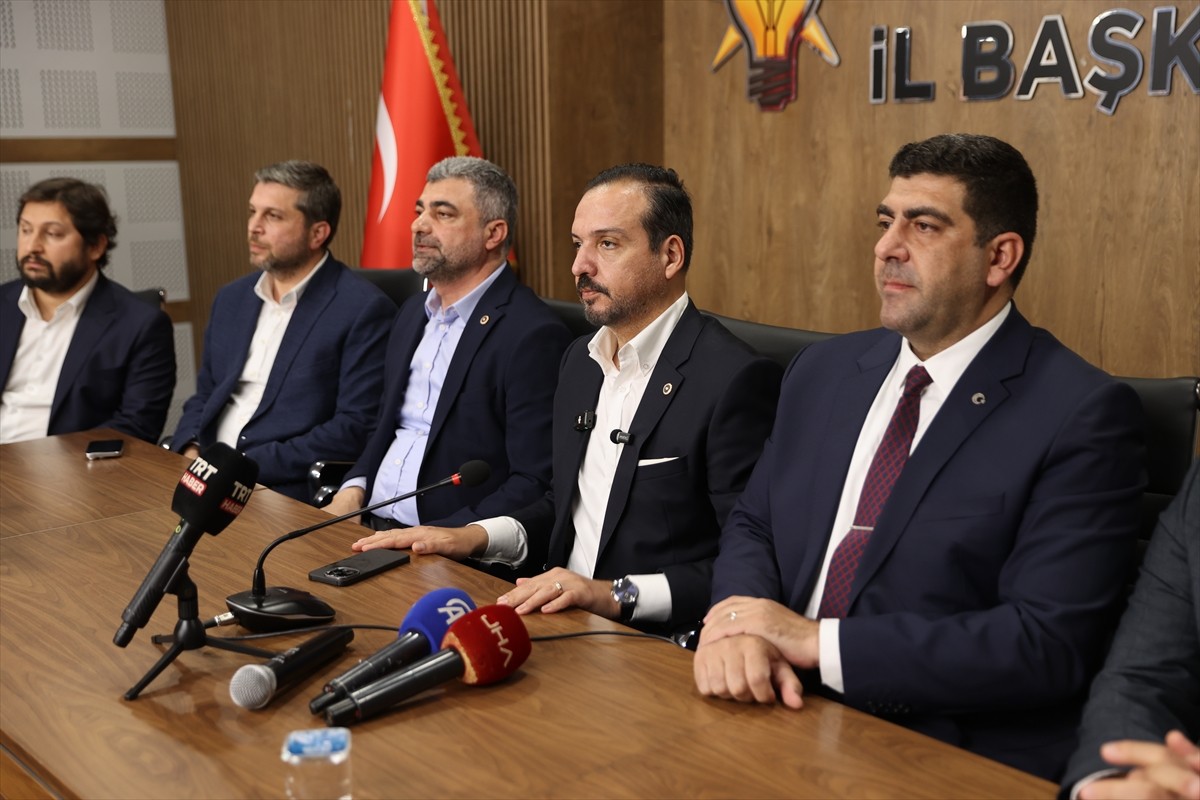 AK Parti Genel Başkan Yardımcısı Kürşad Zorlu (sağda), Mardin'de AK Parti İl Başkanlığını ziyaret...