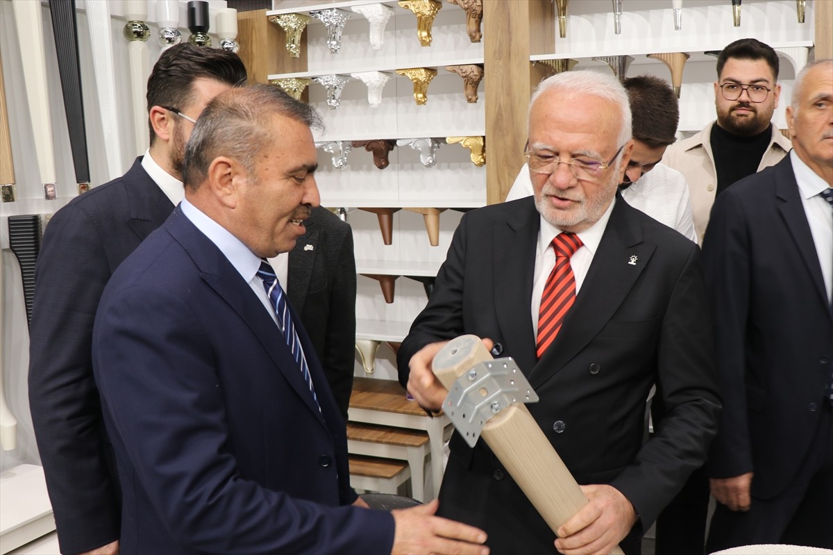 AK Parti Genel Başkanvekili Mustafa Elitaş (sağda), Kayseri'de açılışı yapılan Anadolu Mobilya...