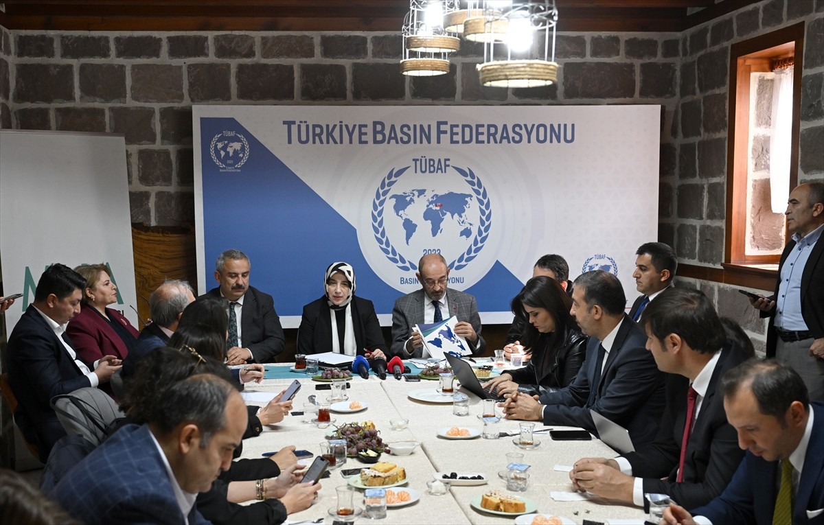 AK Parti Grup Başkanvekili Özlem Zengin, Türkiye Basın Federasyonunda (TÜBAF) düzenlenen "Anadolu...