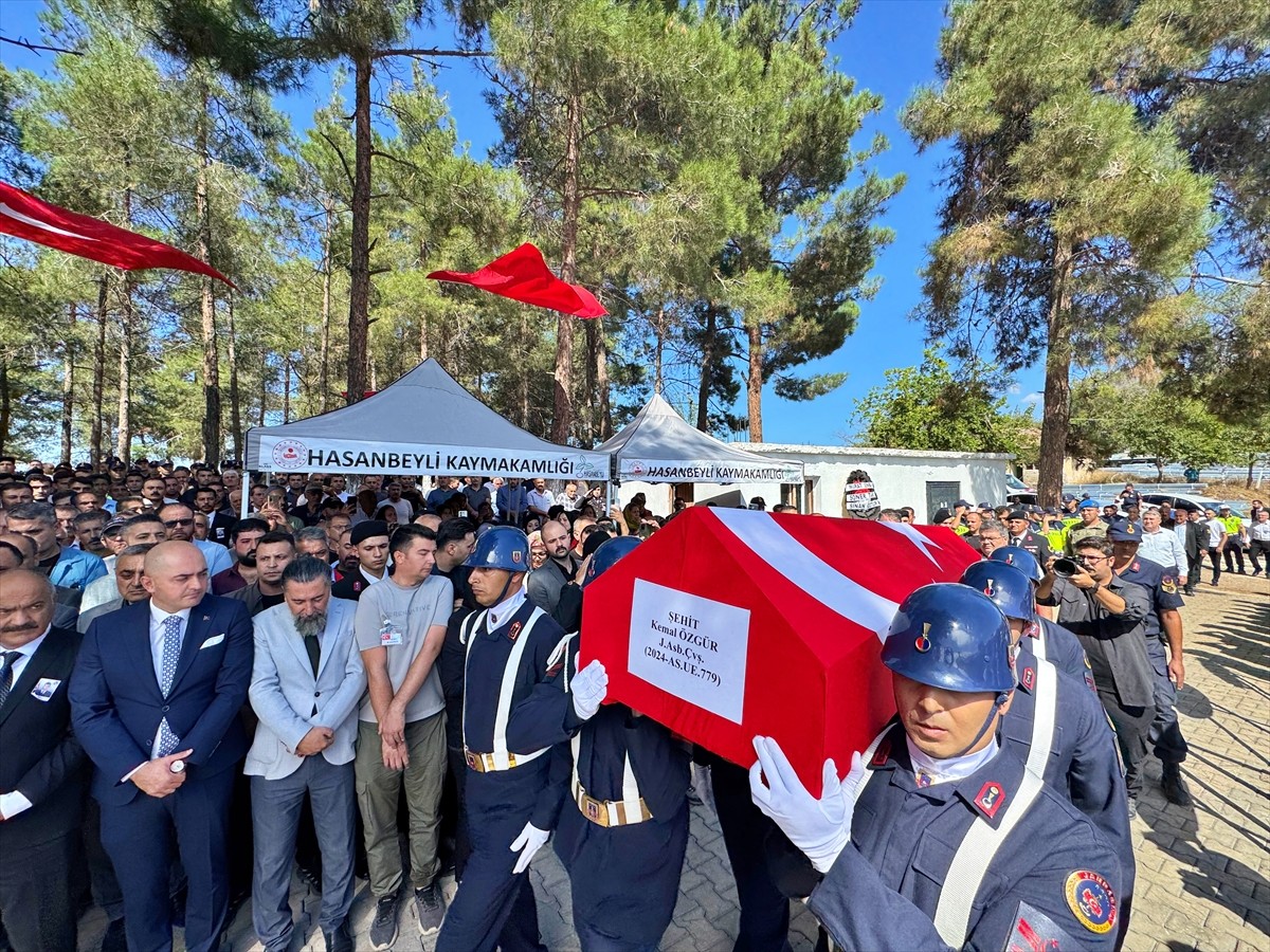 Aksaray'da trafik kazasında şehit olan Jandarma Astsubay Çavuş Kemal Özgür'ün cenazesi, memleketi...