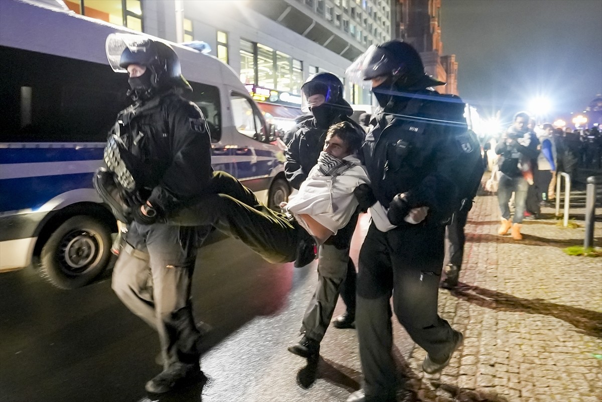 Almanya'nın başkenti Berlin'de polis, Filistin'e destek gösterisine sert müdahalede bulundu.