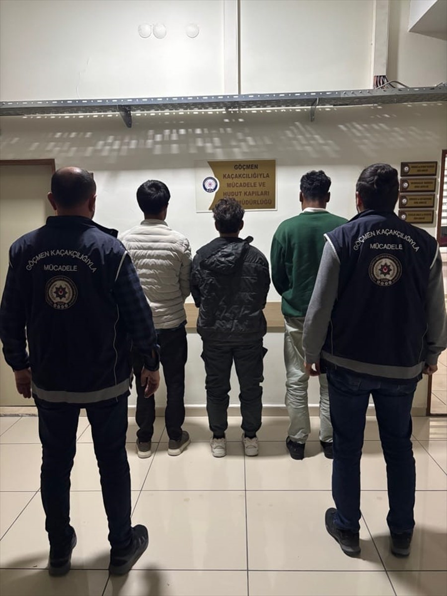 Amasya'da durdurulan bir minibüste 3 düzensiz göçmen yakalandı, gözaltına alınan 2 göçmen...