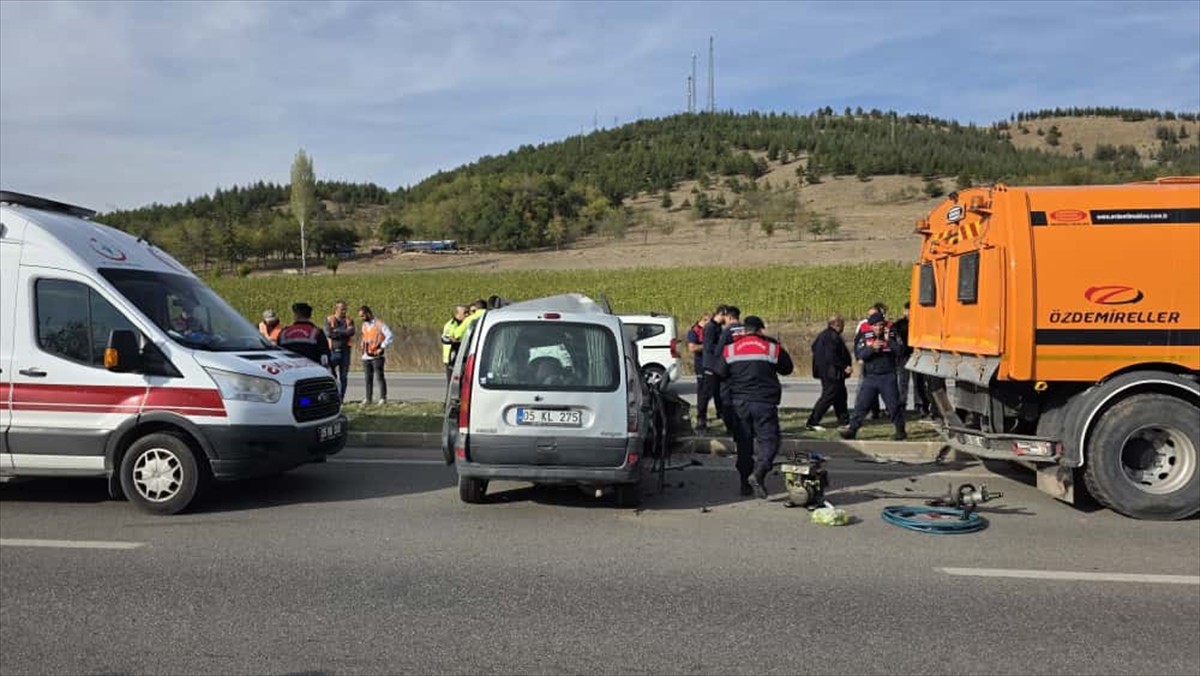 Amasya'nın Gümüşhacıköy ilçesinde kamyonla çarpışan hafif ticari araçtaki 4 kişi öldü, 2 kişi...