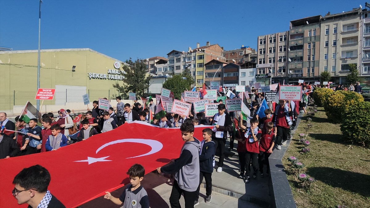  Amasya'nın Suluova ilçesinde Gazze'ye destek yürüyüşü gerçekleştirildi.