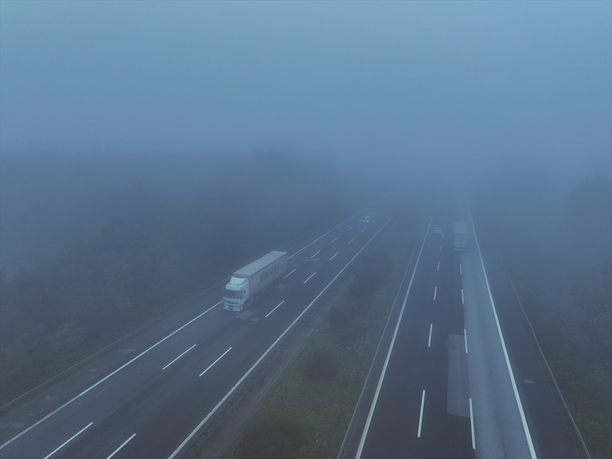 Anadolu Otoyolu'nun Düzce kesiminde etkili olan sis, görüş mesafesini düşürdü. Düzce Ovası'nın...
