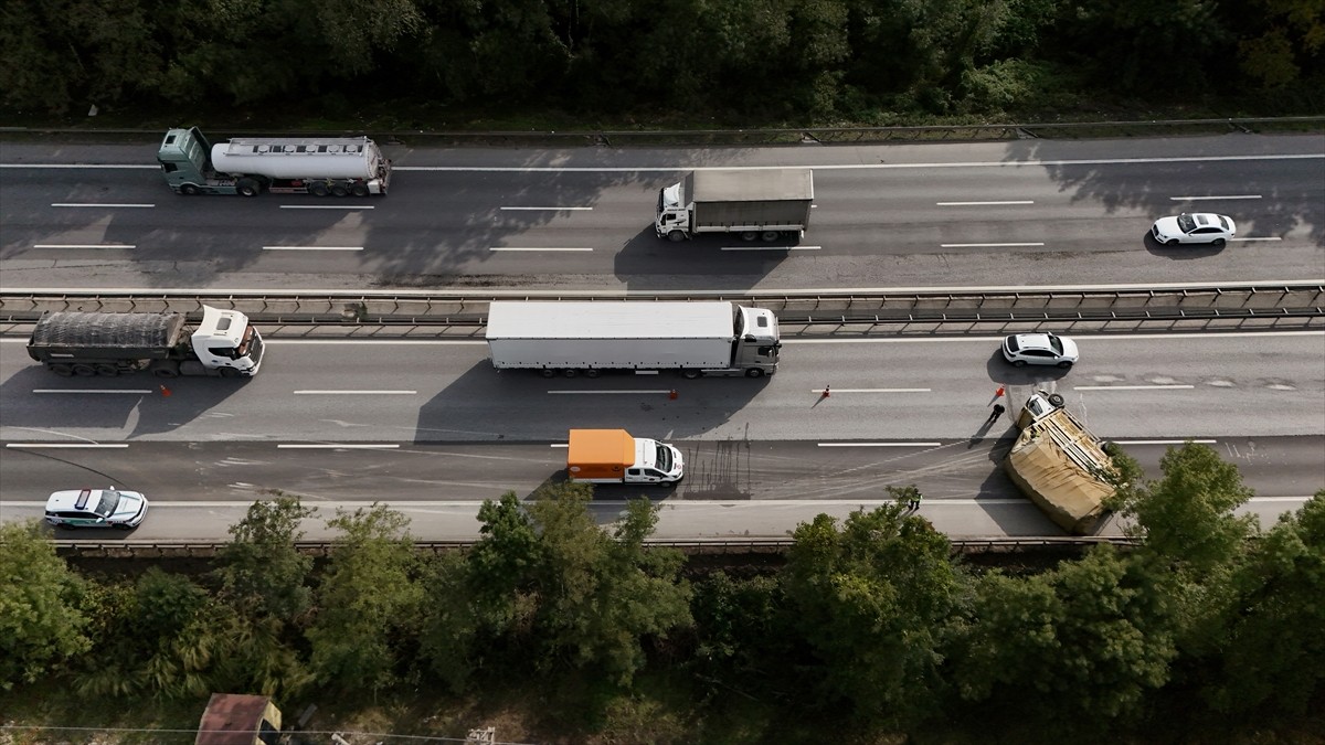 Anadolu Otoyolu'nun Sakarya geçişinde devrilen kamyonet, ulaşımda aksamaya neden oldu.
