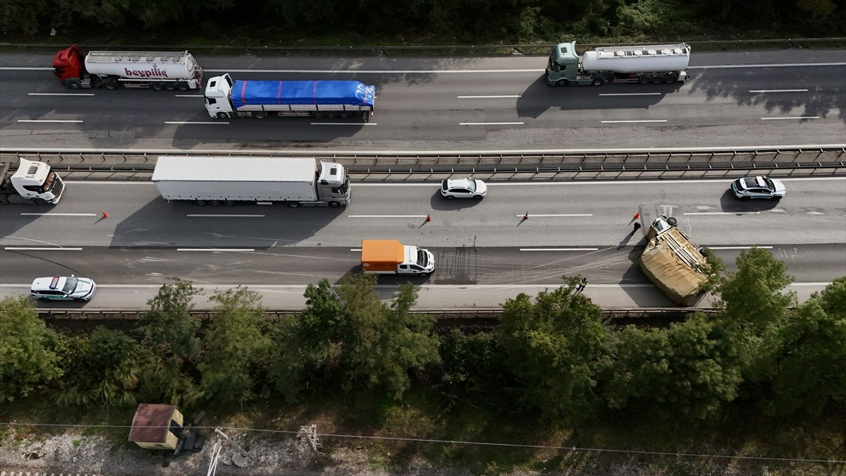 Anadolu Otoyolu'nun Sakarya geçişinde devrilen kamyonet, ulaşımda aksamaya neden oldu.