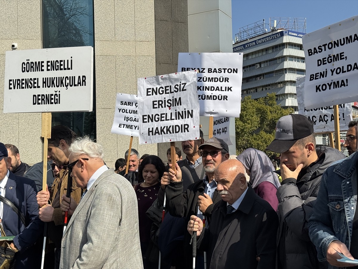 Ankara'da görme engelliler, 15 Ekim Dünya Beyaz Baston Körler ve Güvenlik Günü dolayısıyla...