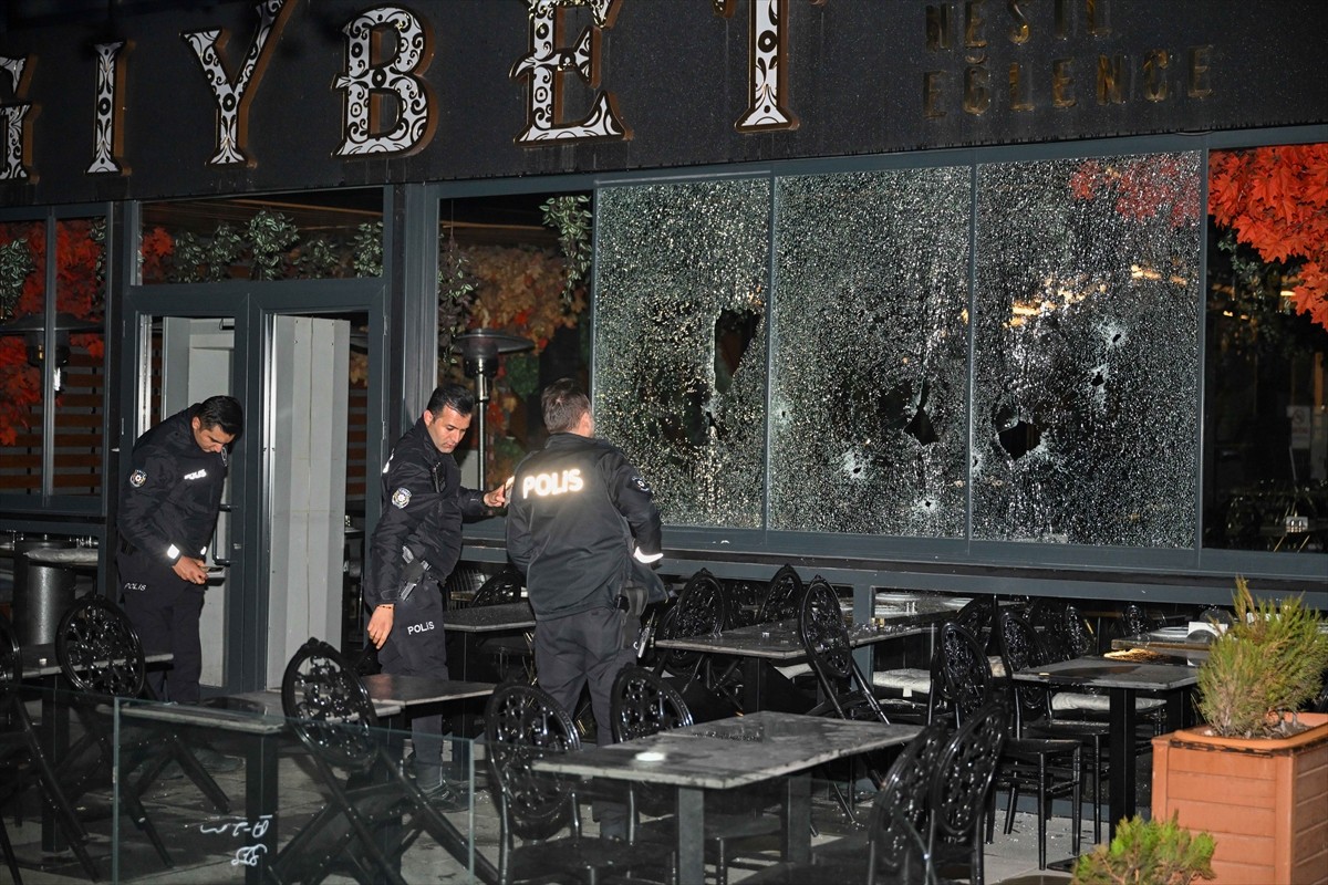 Ankara'nın Yenimahalle ilçesindeki bir iş yeri motosikletli 2 kişi tarafından kurşunlandı. Beştepe...