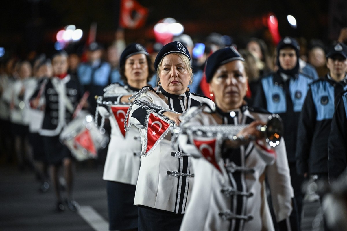 Ankara Büyükşehir Belediyesince (ABB), 29 Ekim Cumhuriyet Bayramı dolayısıyla fener alayı...