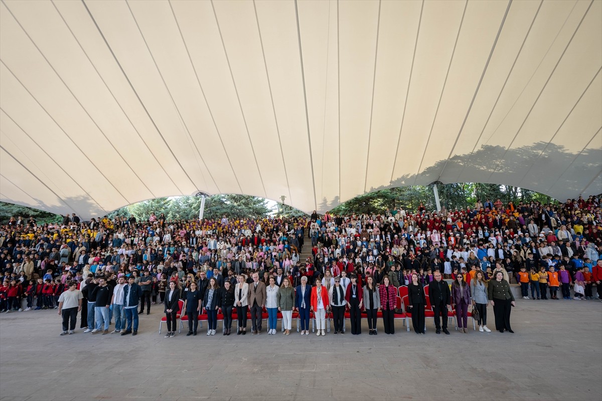 Ankara Üniversitesi Çocuk Bilim Merkezi Koordinatörlüğünce öğrencilerin katılımıyla "bilim...