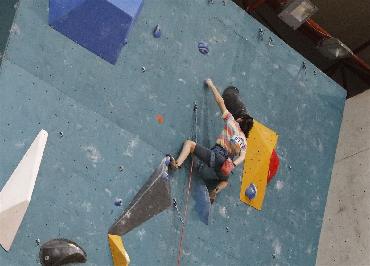 Annesinin teşvikiyle spor tırmanışa başlayan 17 yaşındaki Yağmur Toylan, branşında 2028 yılındaki...