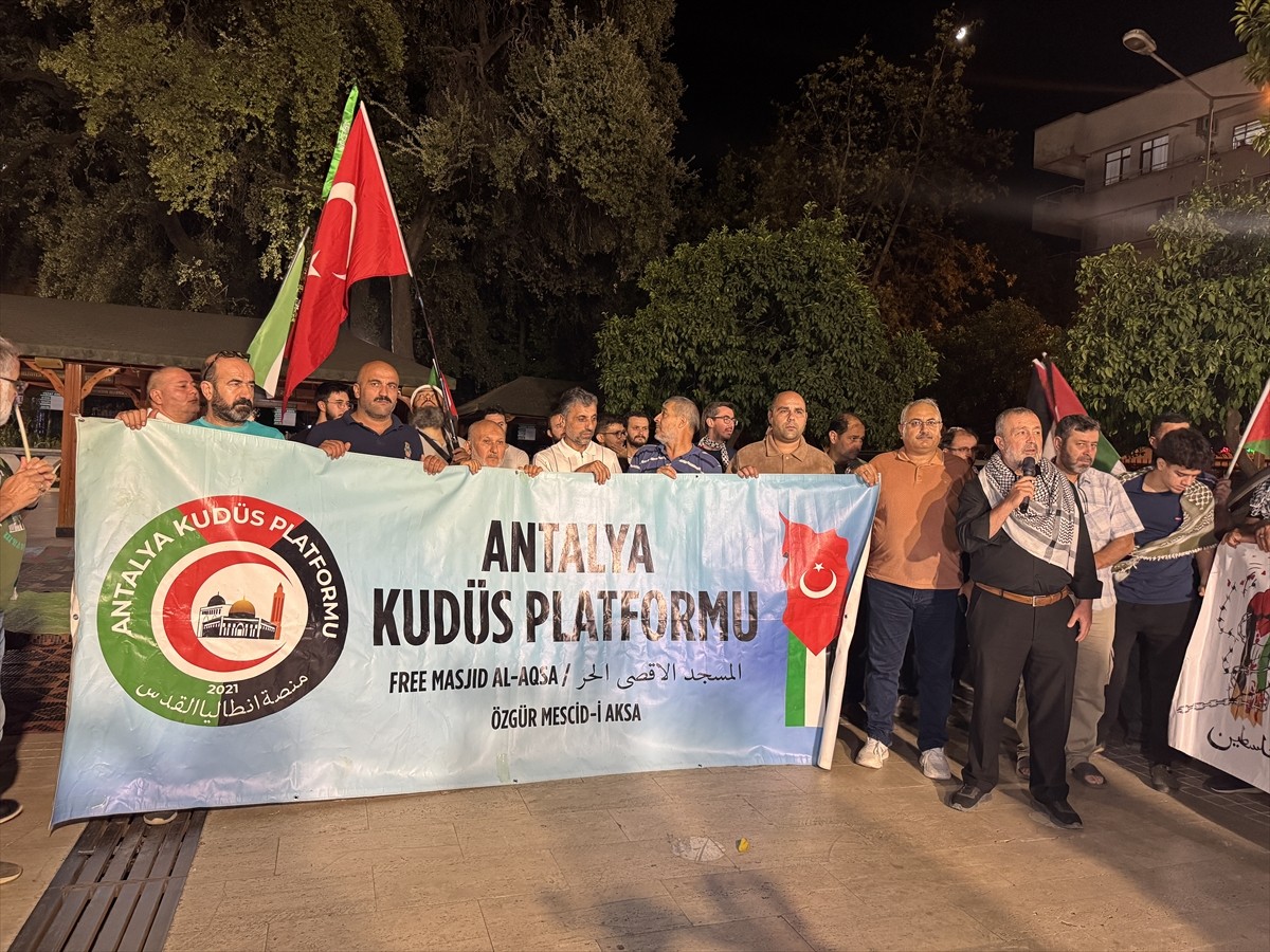 Antalya'da İsrail'in Küresel Sumud Filosu'na yönelik saldırısı protesto edildi. Türk ve Filistin...