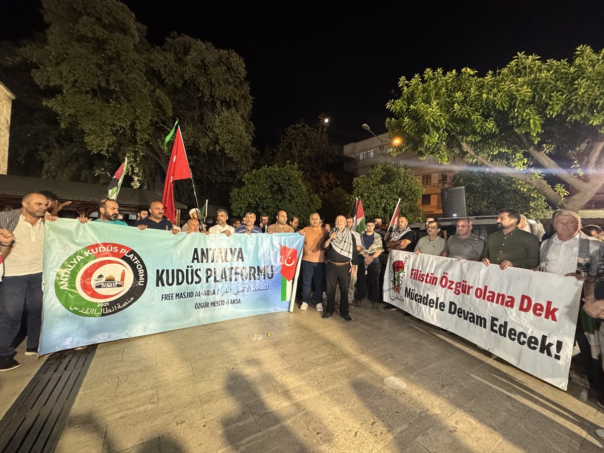 Antalya'da İsrail'in Küresel Sumud Filosu'na yönelik saldırısı protesto edildi. Türk ve Filistin...
