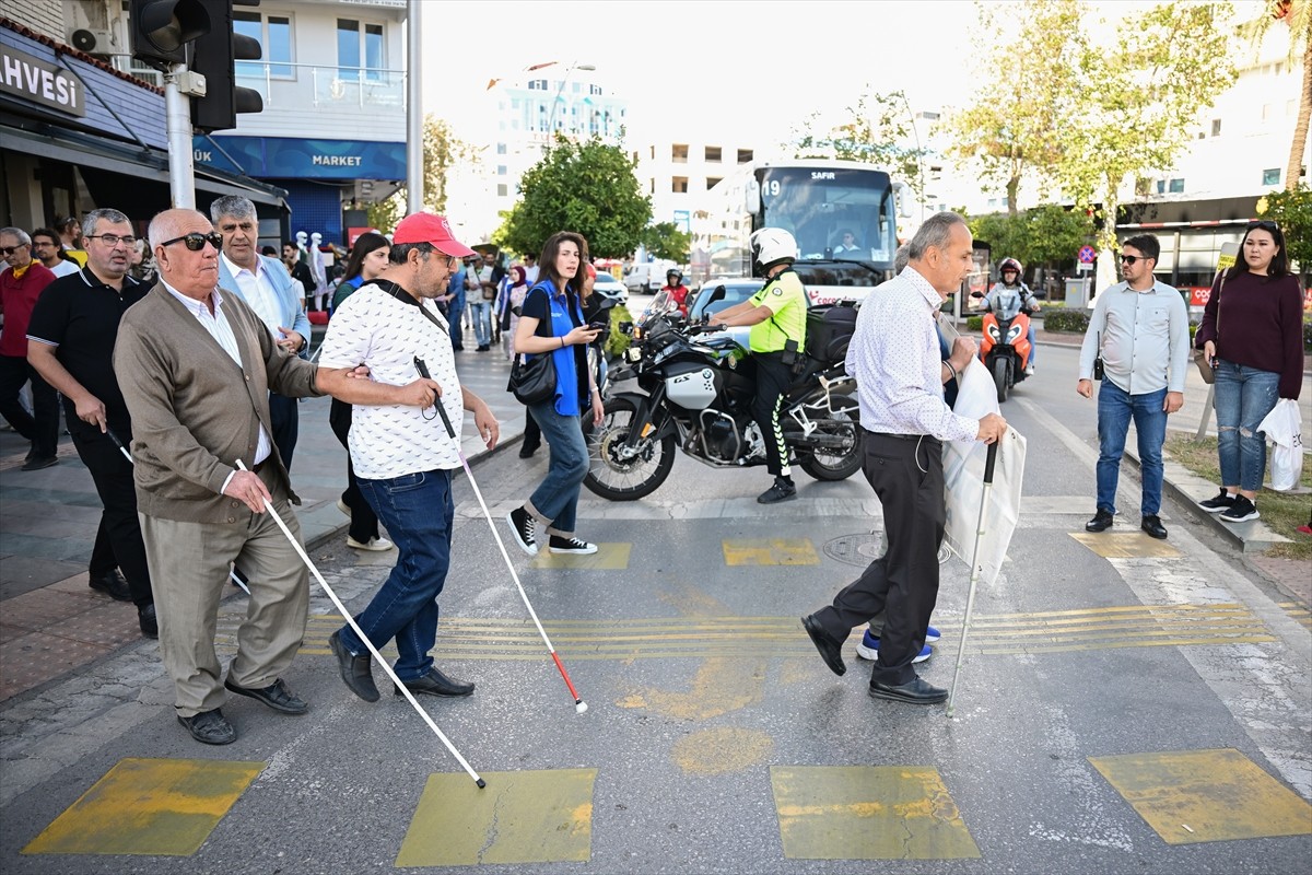 Antalya'da "Beyaz Baston Güvenlik Günü Kılavuz Çizgisini Terk Et, Beyaz Bastonu Fark Et" yürüyüşü...