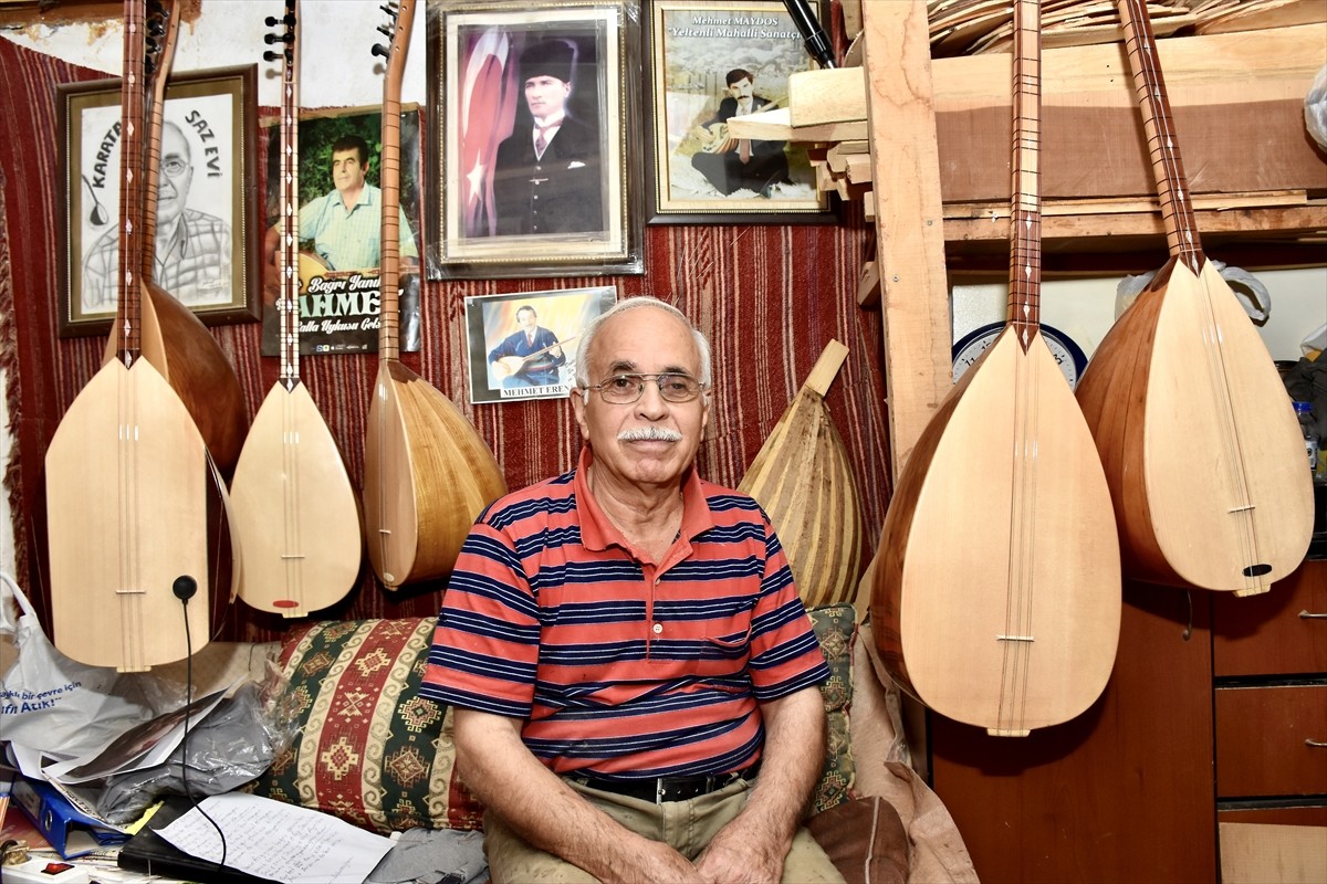 Antalya'da yaşayan 68 yaşındaki Ramazan Karataş, dedesinin gramofonundan dinlediği ve satın...