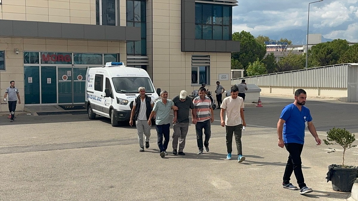 Antalya'nın Döşemealtı ilçesinde otomobil ile hafif ticari aracın çarpışması sonucu 1 kişi...