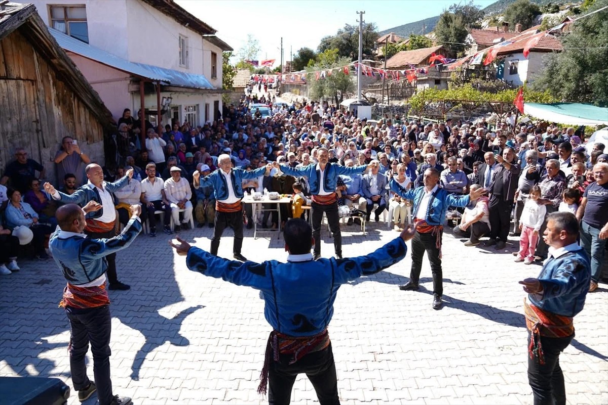 Antalya'nın Finike ilçesinde "2. Yazır Üzümü Şenliği" gerçekleştirildi.