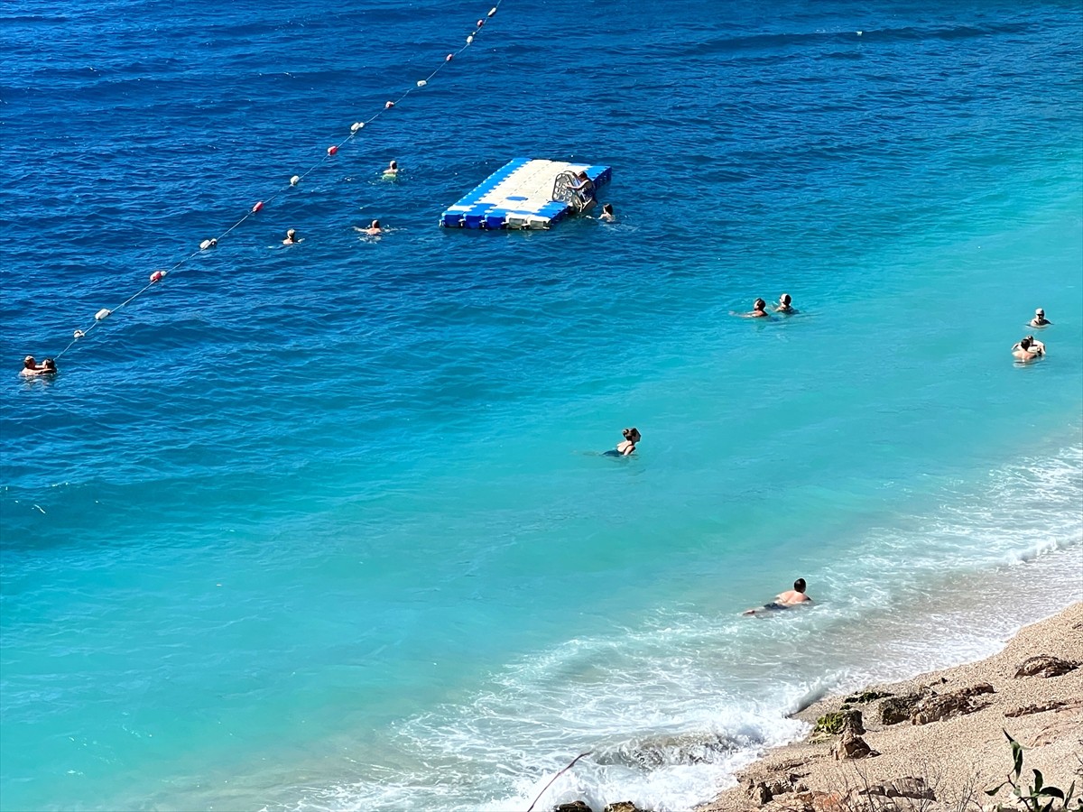 Antalya'nın Kaş ilçesinde iki gündür etkili olan yağışların ardından güneşli havayı fırsat bilen...