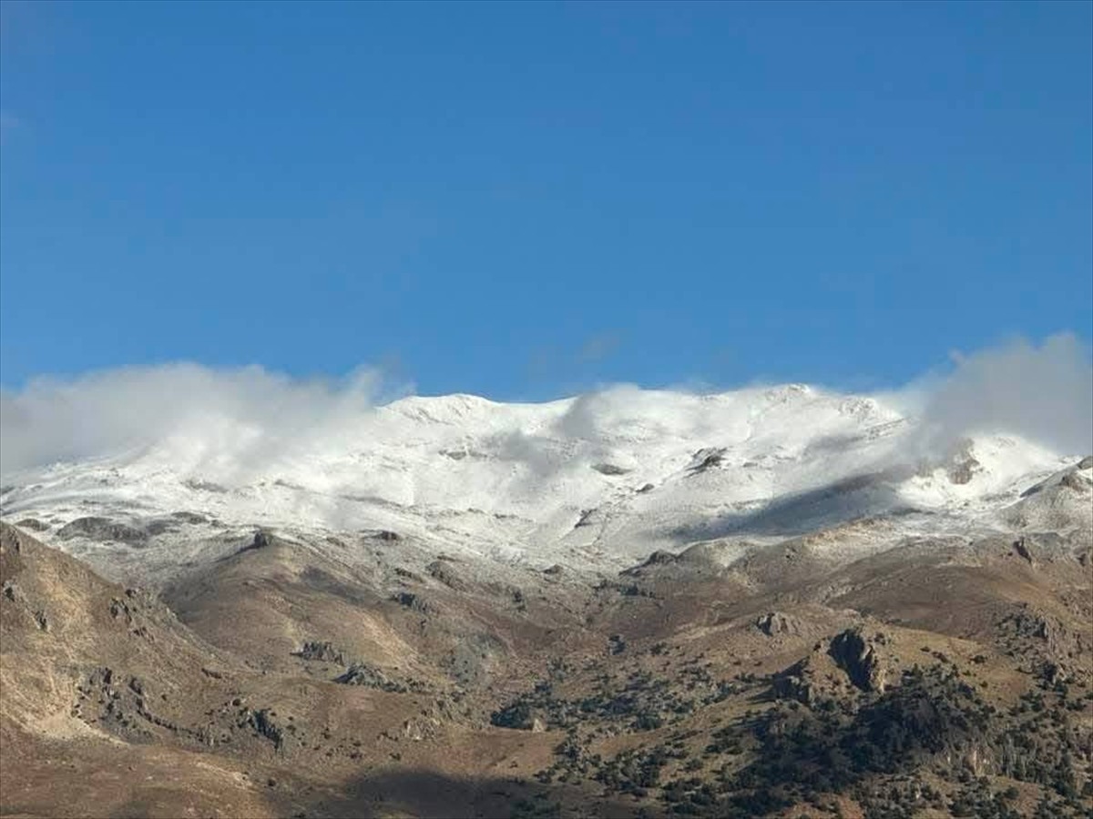 Antalya'nın Kaş ilçesindeki yüksek kesimlere mevsimin ilk karı düştü.