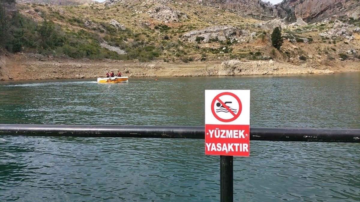 Antalya'nın Manavgat ilçesindeki Oymapınar Baraj Gölü'nde gezi teknesiyle katıldığı turda yüzmek...