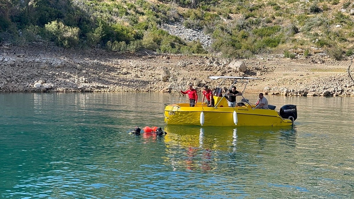 Antalya'nın Manavgat ilçesindeki Oymapınar Baraj Gölü'nde gezi teknesiyle katıldığı turda yüzmek...
