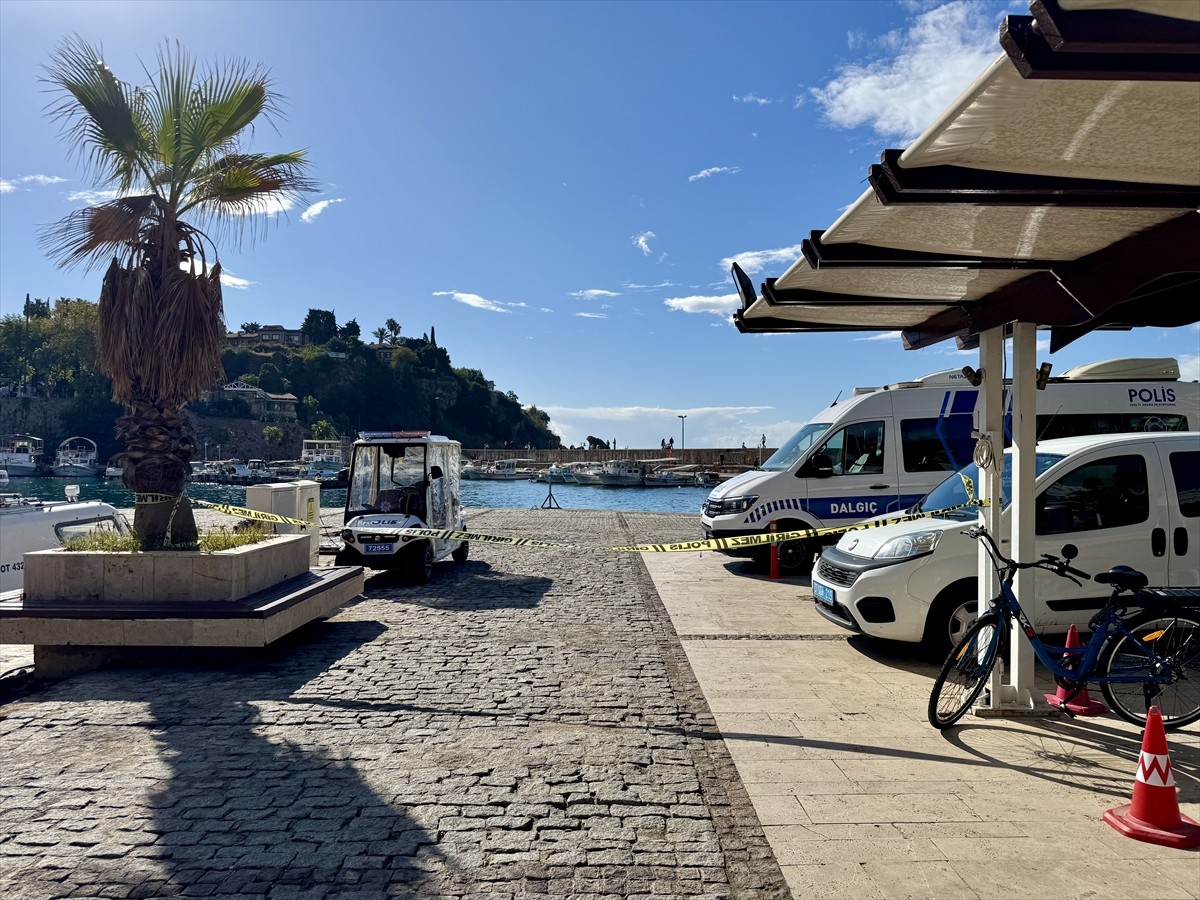 Antalya'nın Muratpaşa ilçesi açıklarında denizde erkek cesedi bulundu. Bölgeye sahil güvenlik ve...