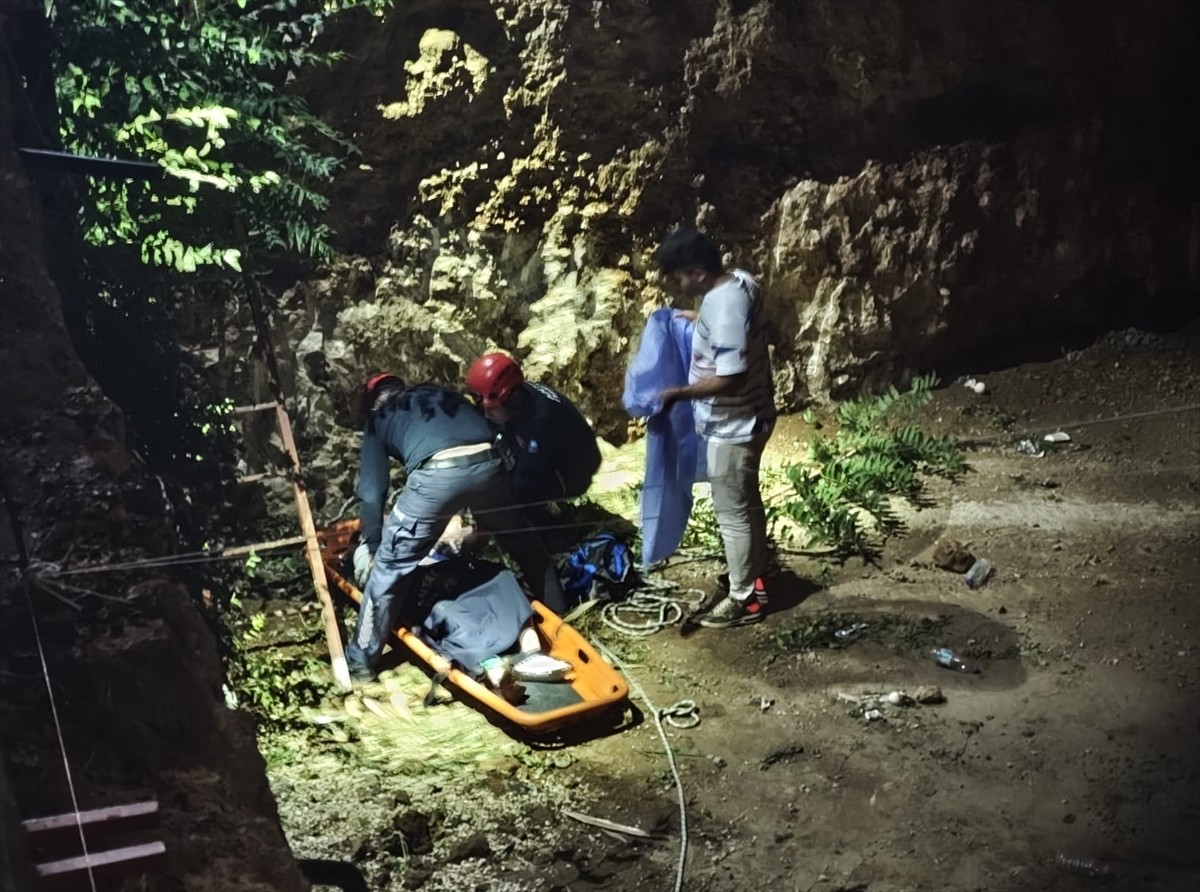 Antalya'nın Muratpaşa ilçesinde 4 metre derinlikteki çukura düşen Rus turist, itfaiye ekiplerince...