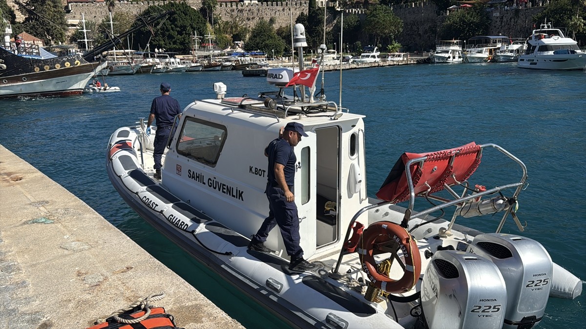 Antalya'nın Muratpaşa ilçesinde falezlerden denize düşen kadın hayatını kaybetti.