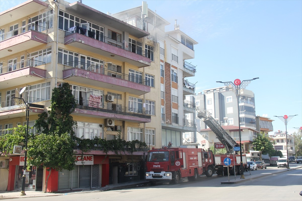 Antalya'nın Serik ilçesinde bir evde çıkan yangında, bitişik apartmanda mahsur kalan Suriye...