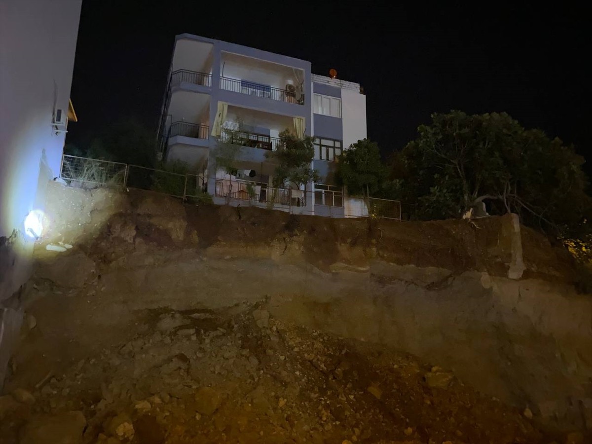 Antalya'nın Serik ilçesinde inşaat kazı çalışmaları sırasında meydana gelen göçükte zarar gören 2...