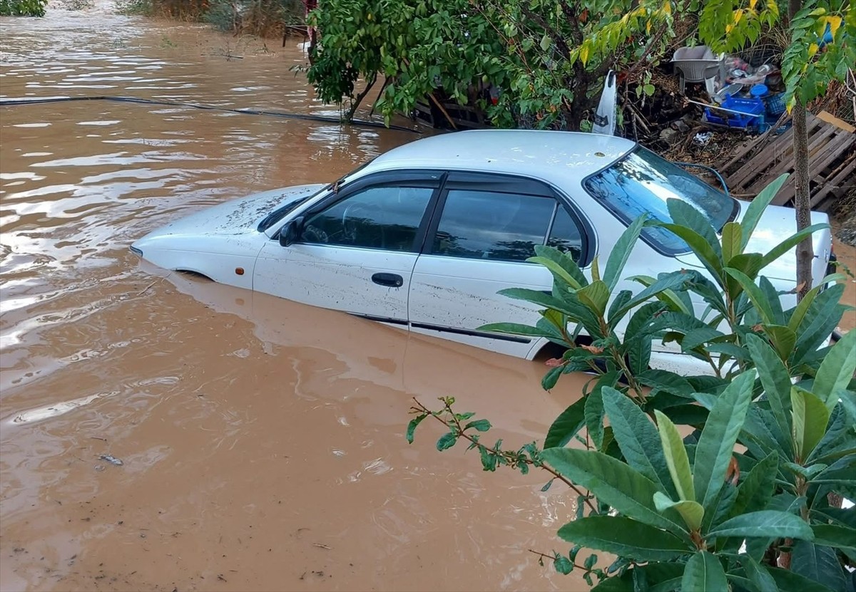 Antalya’nın Kaş ilçesinde akşam saatlerinde etkili olan sağanak, yaşamı olumsuz etkiledi. Yağış...