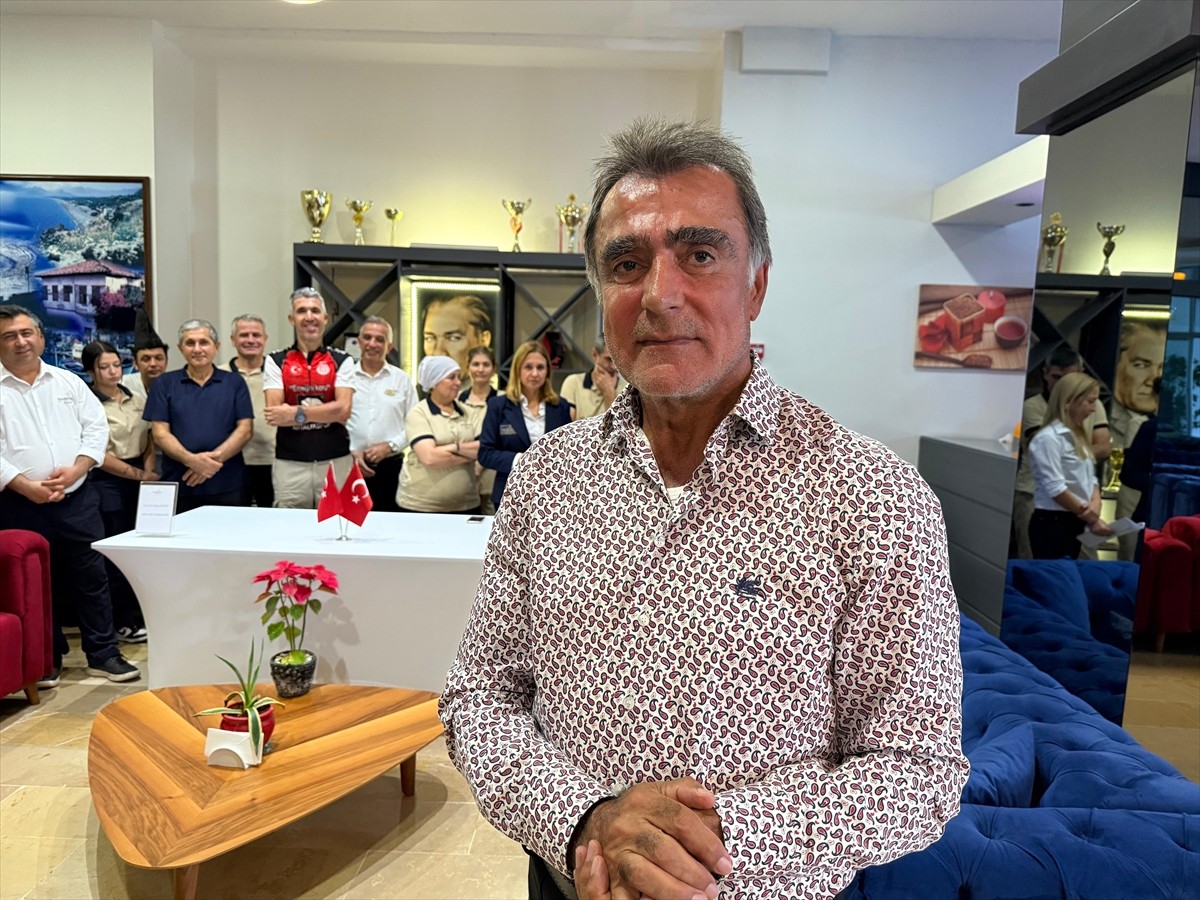 Antalyalı turizmci Hüseyin Aydoğan (önde), otellerinde sigara içmeyen veya sigarayı bırakan...