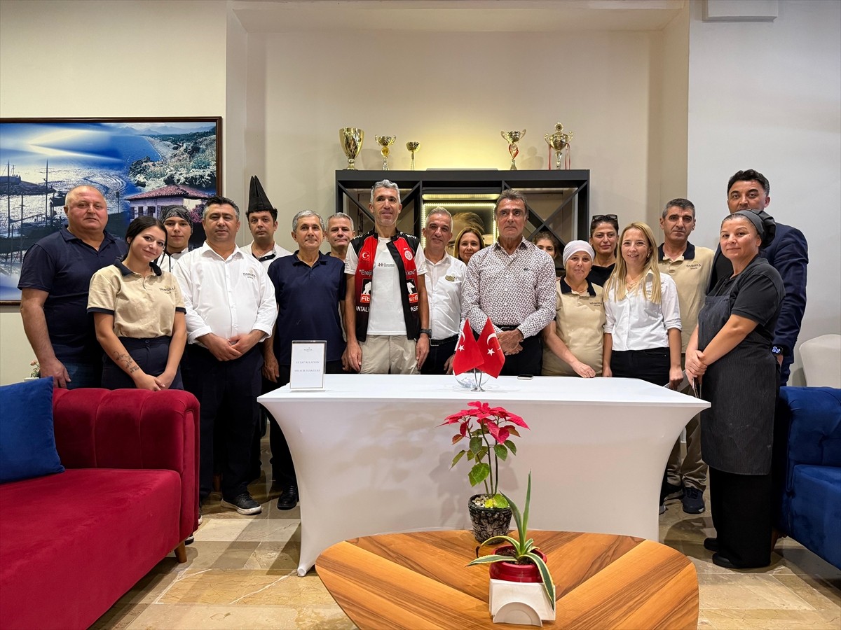 Antalyalı turizmci Hüseyin Aydoğan (önde), otellerinde sigara içmeyen veya sigarayı bırakan...