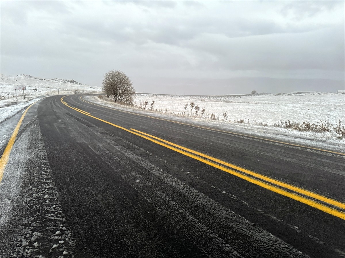 Ardahan'ın yüksek kesimlerinde kar yağışı ve tipi, Ardahan'ı Karadeniz bölgesine bağlayan...