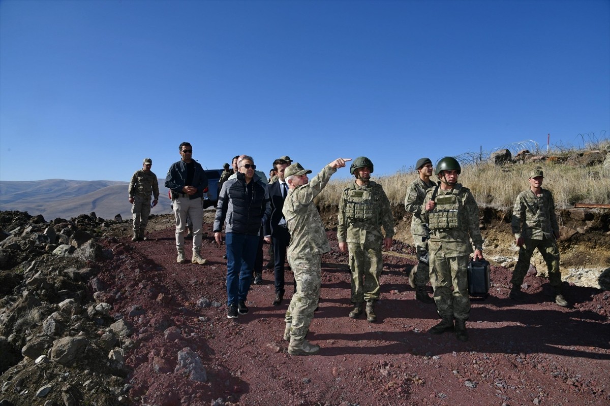Ardahan Valisi Hayrettin Çiçek (sağ 3), Gürcistan sınır hattında yürütülen güvenlik çalışmalarını...