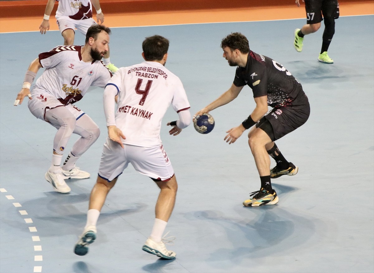 Ardventure Hentbol Erkekler Süper Ligi'nin 10. haftasında İstanbul Gençlikspor, Trabzon Büyükşehir...