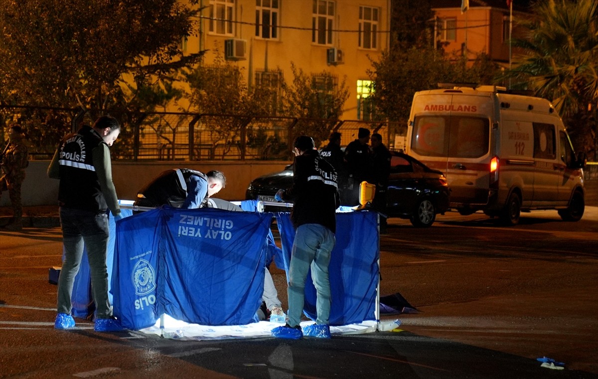 Arnavutköy'de silahlı saldırıya uğrayan kişi hayatını kaybetti. Bölgeye polis ve sağlık ekipleri...
