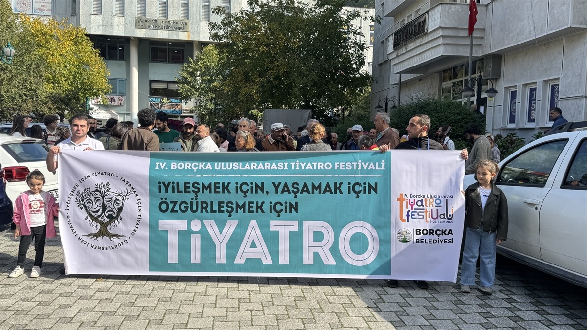 Artvin'de, Borçka Belediyesince organize edilen "4. Borçka Uluslararası Tiyatro Festivali"...