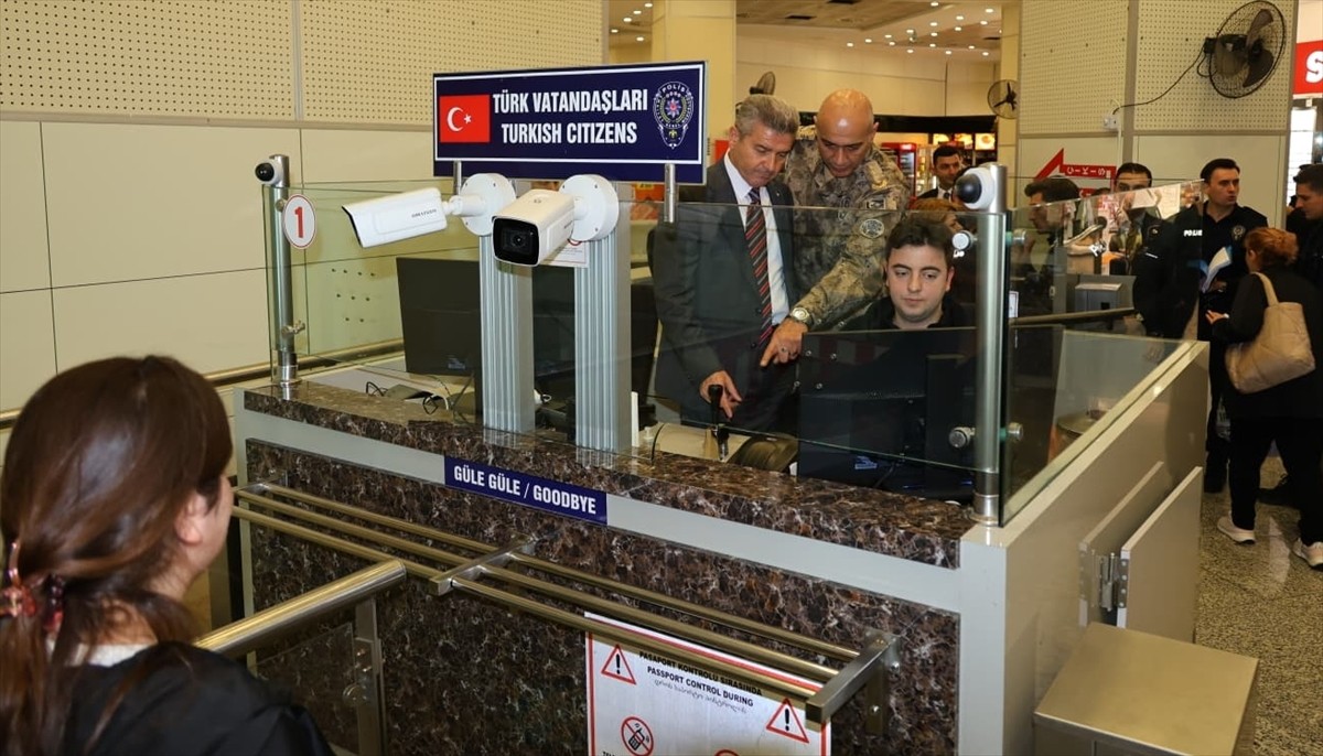 Artvin Valisi Turan Ergün (sağda), Türkiye'nin Kafkaslar ve Orta Asya'ya açılan kapısı konumundaki...