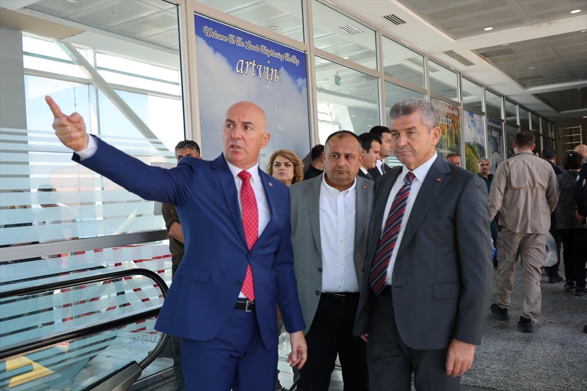 Artvin Valisi Turan Ergün (sağda), Türkiye'nin Kafkaslar ve Orta Asya'ya açılan kapısı konumundaki...