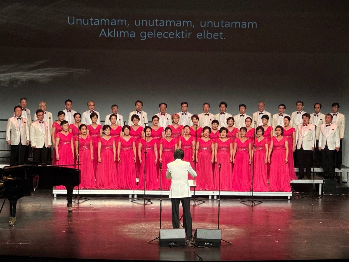 Atatürk Kültür Merkezi (AKM) Tiyatro Salonu'nda, Korea Grey Youth Choir tarafından Kore Savaşı'nın...