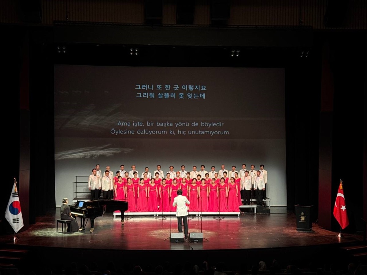 Atatürk Kültür Merkezi (AKM) Tiyatro Salonu'nda, Korea Grey Youth Choir tarafından Kore Savaşı'nın...