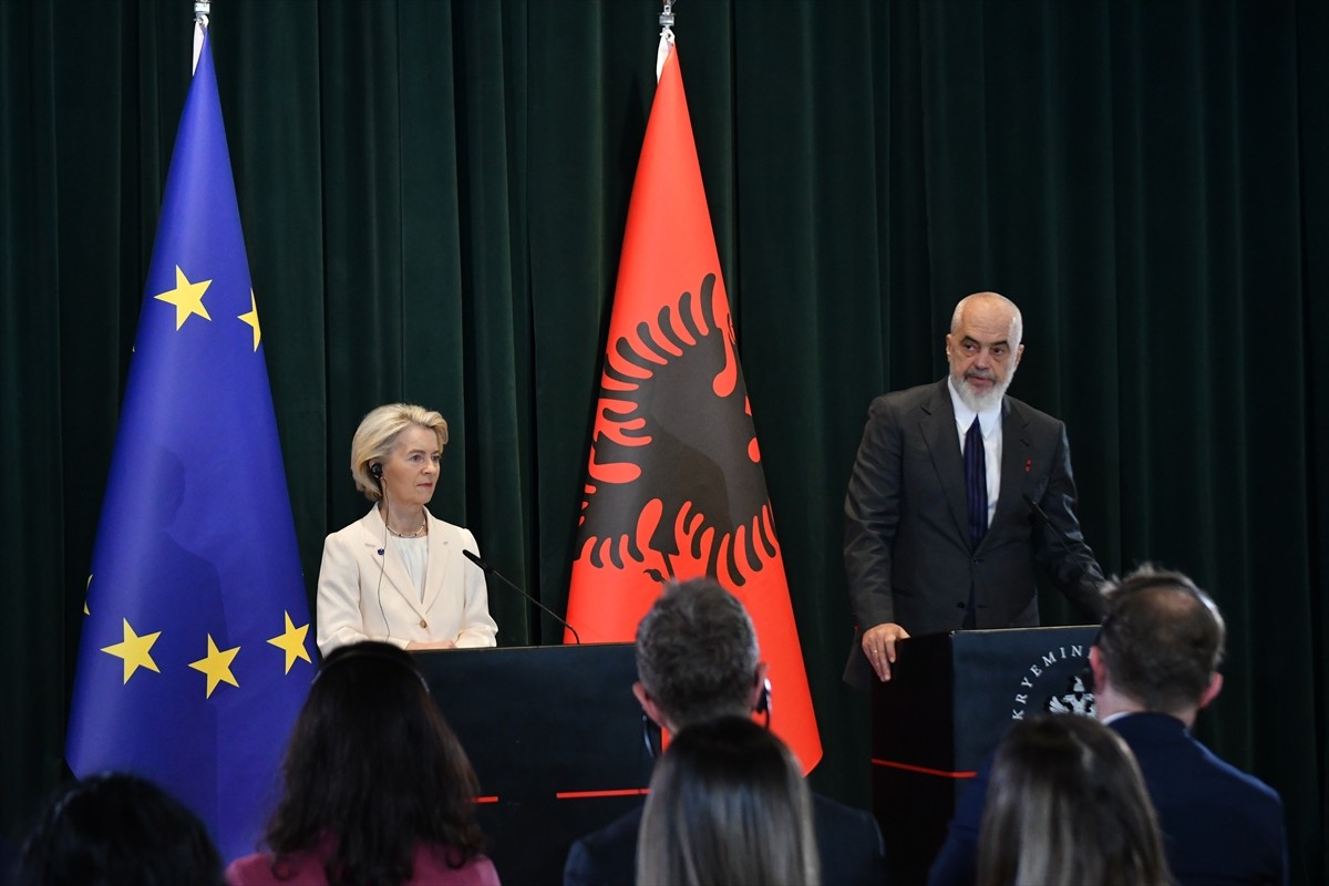 Avrupa Birliği (AB) Komisyonu Başkanı Ursula von der Leyen (solda), Arnavutluk'taki temasları...