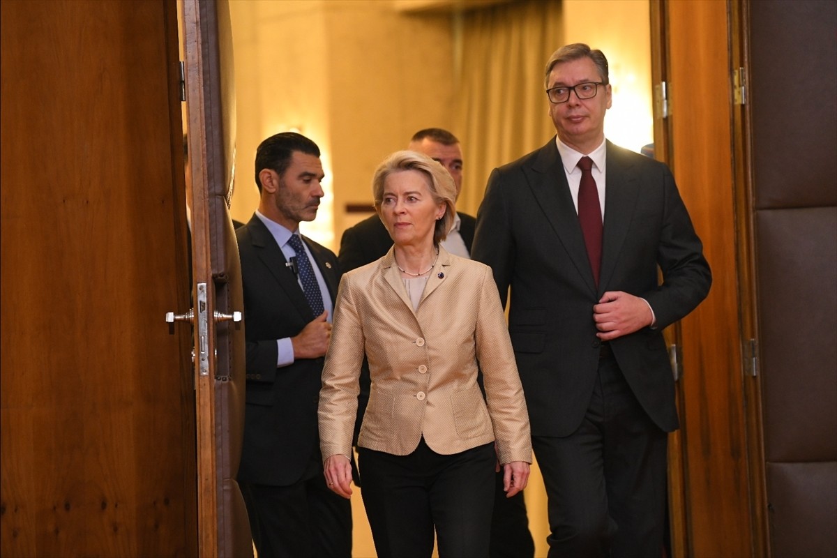 Avrupa Birliği (AB) Komisyonu Başkanı Ursula von der Leyen (solda), Sırbistan'ın başkenti...
