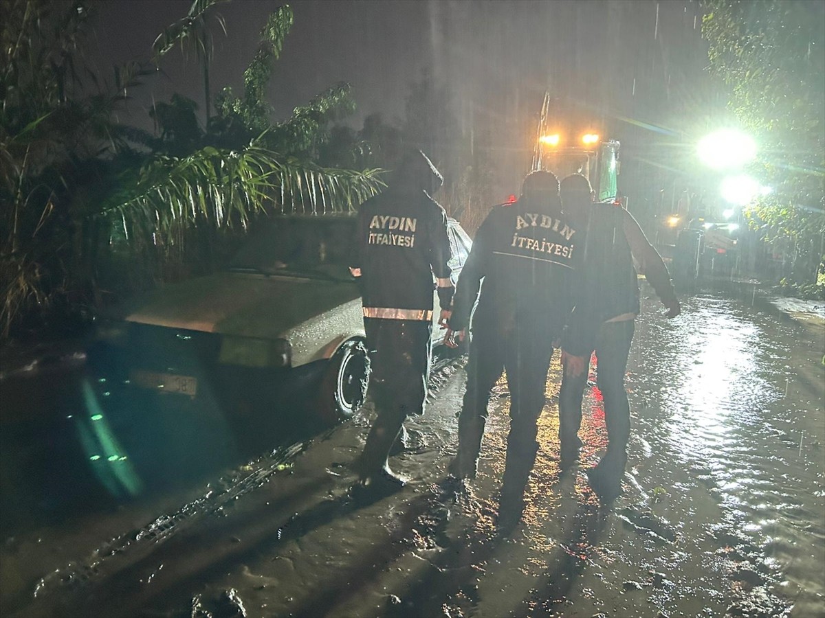 Aydın'da sağanağın etkisiyle Aydın-Denizli kara yoluna kadar gelen çamur nedeniyle trafikte aksama...
